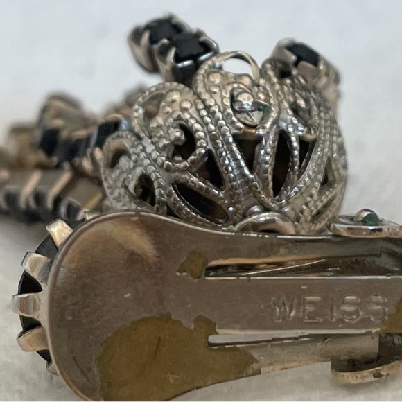 Vintage Weiss Clip Earrings - Black Stones in Gold Setting - Signed - Picture 4 of 5